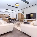Nasuta Villa *